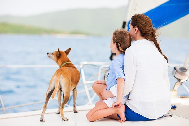 Nainen, lapsi, koira ja vene 